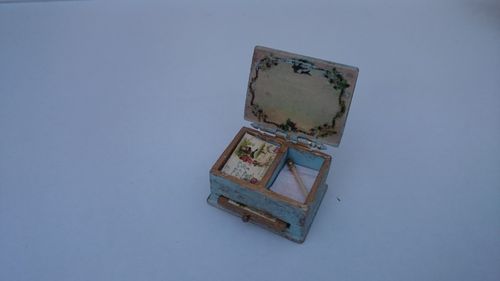J133-Caja con cartas, pluma