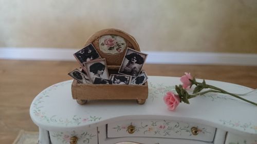 6041-Small box with photos