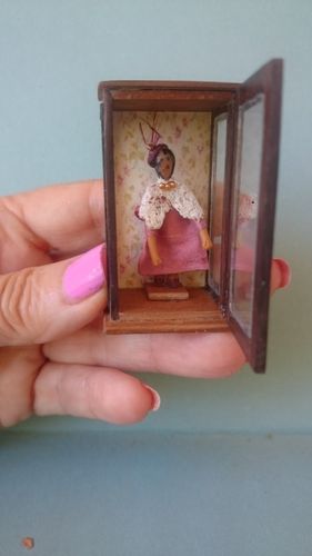 Vitrina con muñeca victoriana-5011