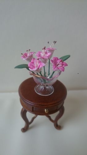75984-Vase with cranberry flowers